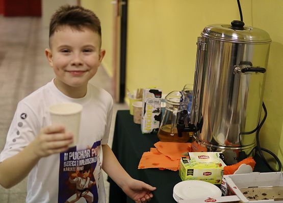 chłopiec pije herbatę