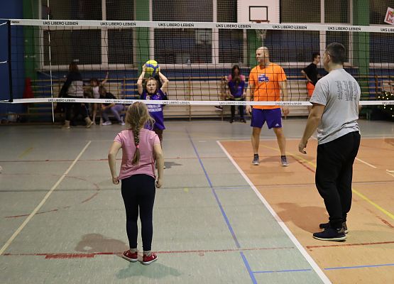 uczestnicy turnieju podczas gry w piłkę