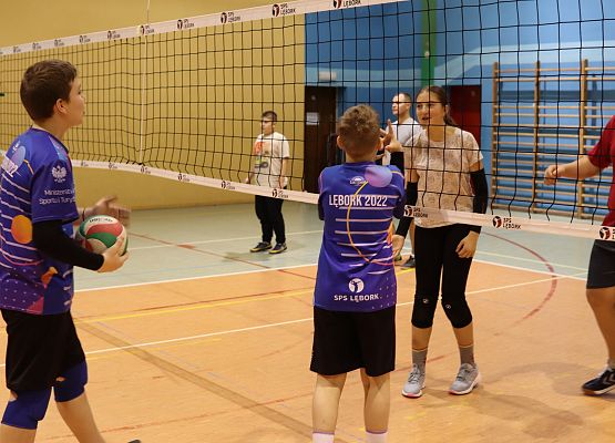 uczestnicy turnieju podczas gry w piłkę