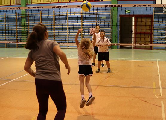 uczestnicy turnieju podczas gry w piłkę