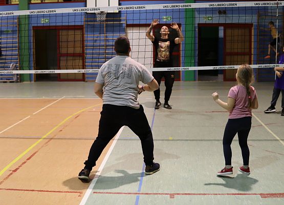 uczestnicy turnieju podczas gry w piłkę