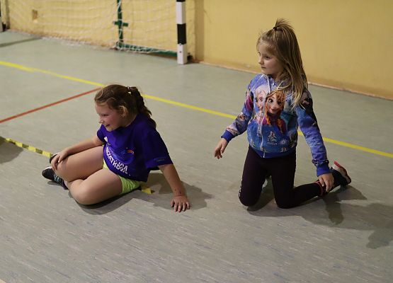 uczestnicy turnieju odpoczywają między meczami