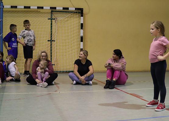 uczestnicy turnieju odpoczywają między meczami