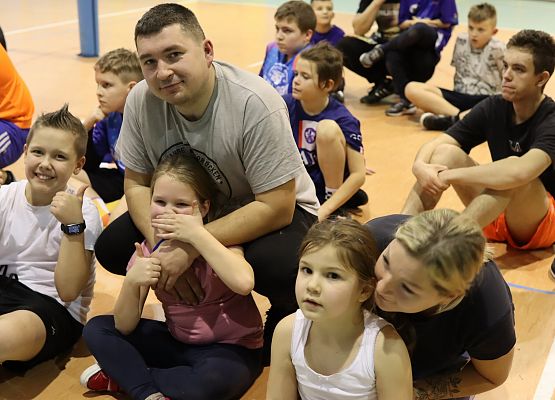 uczestnicy turnieju po rozegranym meczu siedzą w grupie