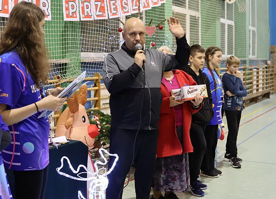 organizator ogłasza wyniki turnieju