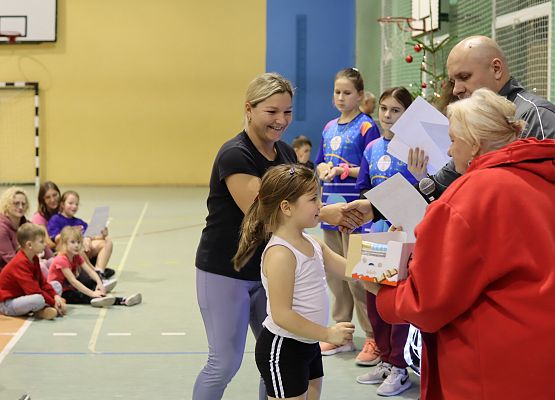 uczestnicy turnieju odbierają nagrody