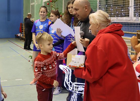 uczestnicy turnieju odbierają nagrody