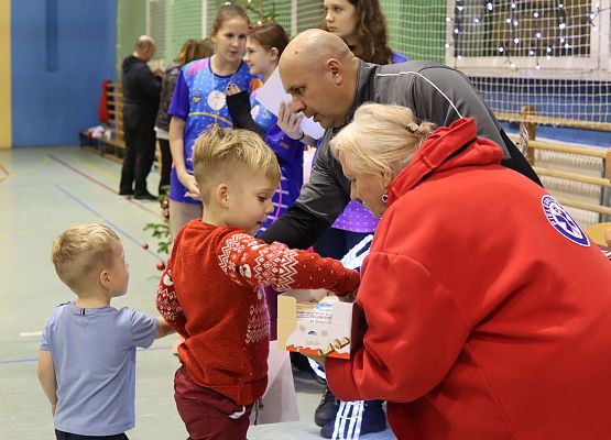 uczestnicy turnieju odbierają nagrody