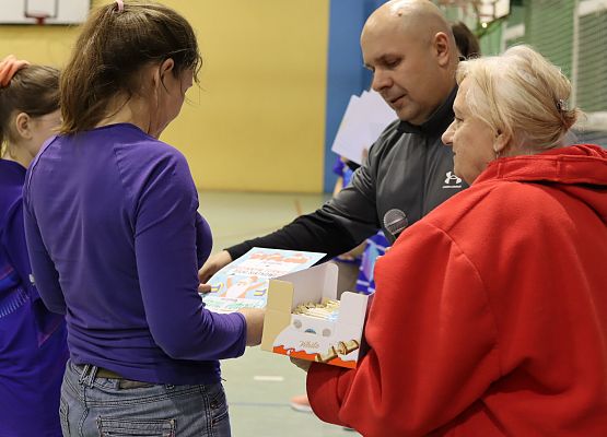 uczestnicy turnieju odbierają nagrody