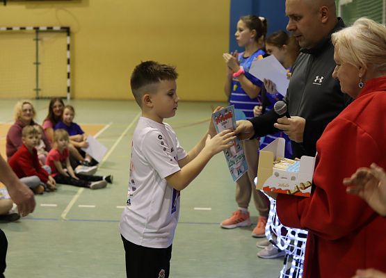 uczestnicy turnieju odbierają nagrody