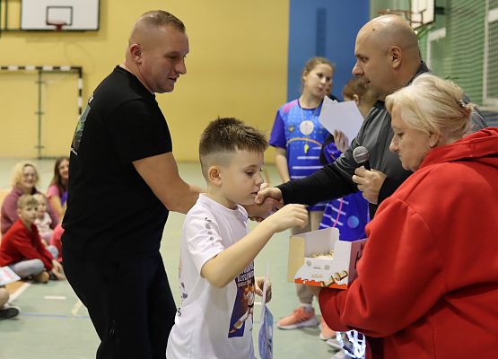 uczestnicy turnieju odbierają nagrody