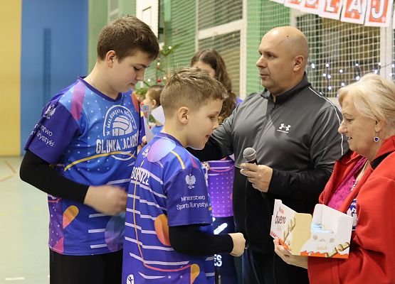 uczestnicy turnieju odbierają nagrody