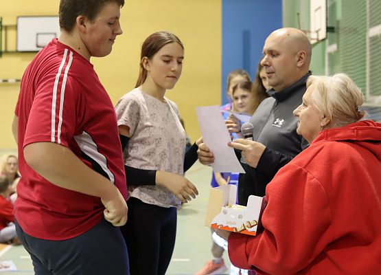 uczestnicy turnieju odbierają nagrody