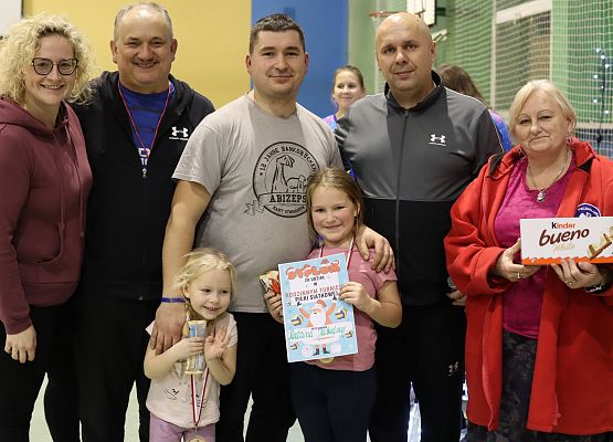 uczestnicy turnieju z organizatorami