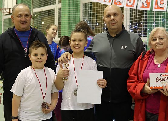 uczestnicy turnieju z organizatorami