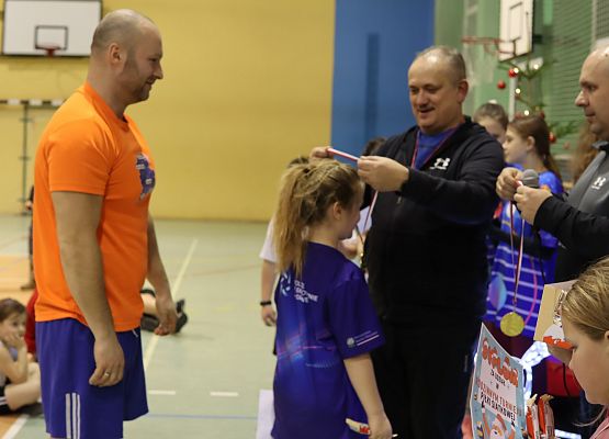 uczestnicy turnieju odbierają nagrody