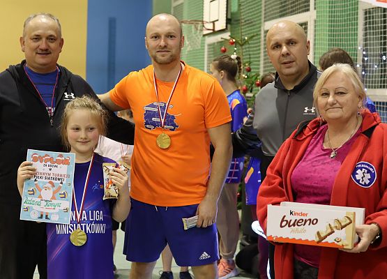 uczestnicy turnieju z organizatorami