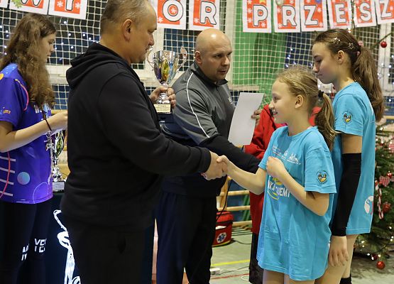 uczestnicy turnieju odbierają nagrody