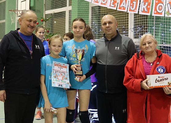 uczestnicy turnieju z organizatorami