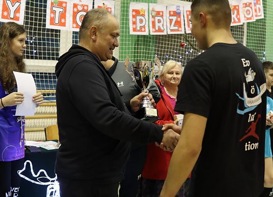 uczestnicy turnieju odbierają nagrody