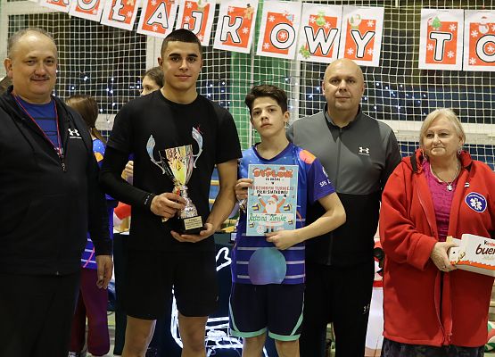 uczestnicy turnieju z organizatorami