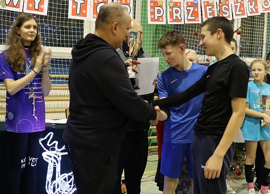 uczestnicy turnieju odbierają nagrody