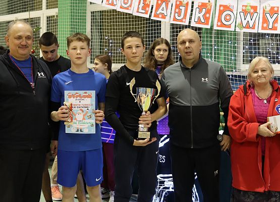 uczestnicy turnieju z organizatorami