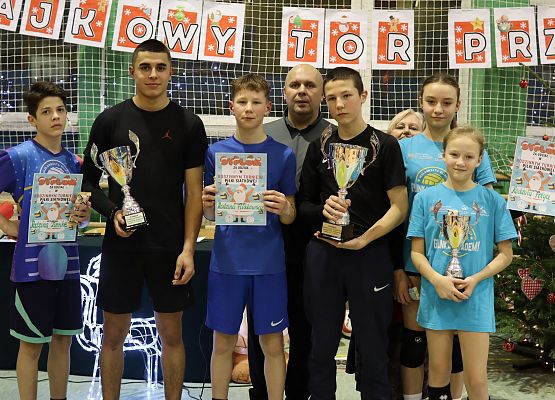 uczestnicy turnieju z organizatorami