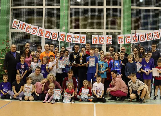 uczestnicy turnieju na zdjęciu grupowym