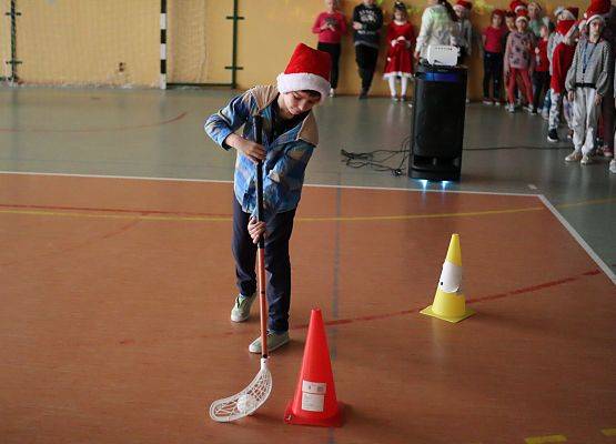 zawodnicy na mikołajkowym torze przeszkód
