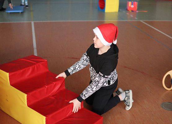 zawodnicy na mikołajkowym torze przeszkód