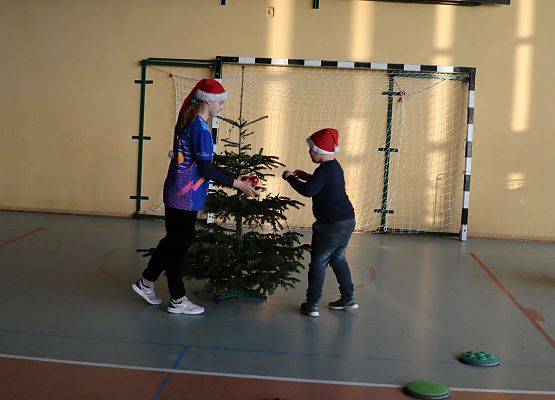 zawodnicy na mikołajkowym torze przeszkód