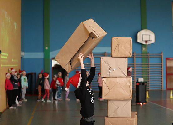 zawodnicy na mikołajkowym torze przeszkód