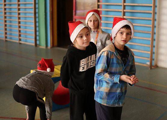 zawodnicy na mikołajkowym torze przeszkód