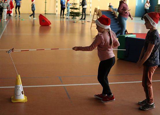 zawodnicy na mikołajkowym torze przeszkód