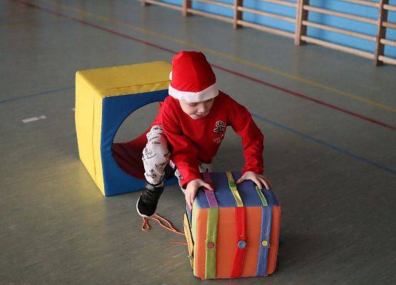 zawodnicy na mikołajkowym torze przeszkód