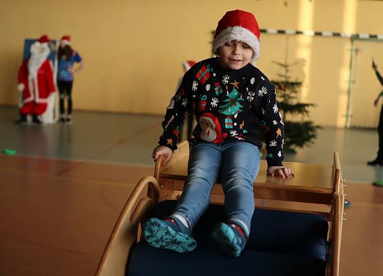 zawodnicy na mikołajkowym torze przeszkód