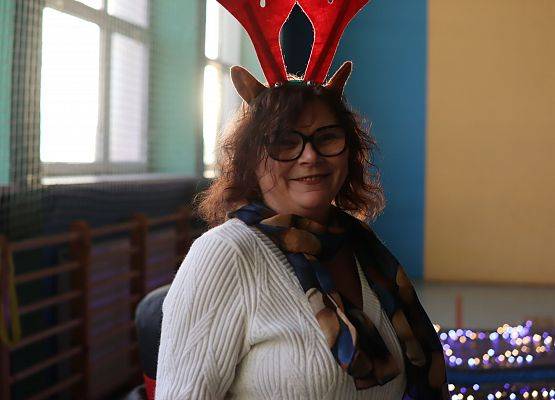 zawodnicy na mikołajkowym torze przeszkód