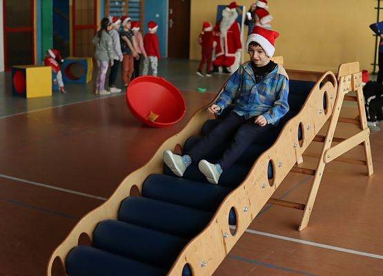 zawodnicy na mikołajkowym torze przeszkód