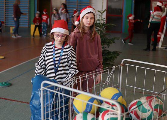 zawodnicy na mikołajkowym torze przeszkód