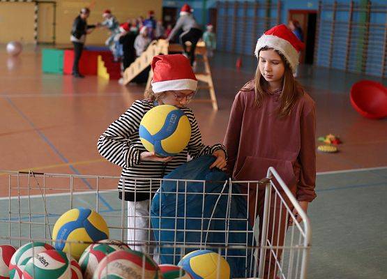 zawodnicy na mikołajkowym torze przeszkód