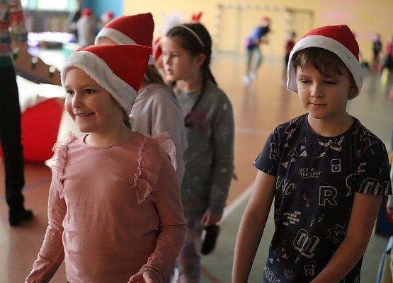 zawodnicy na mikołajkowym torze przeszkód