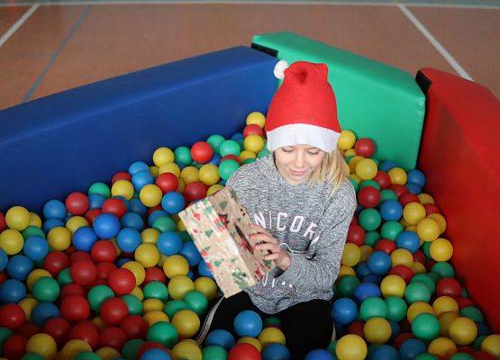 zawodnicy na mikołajkowym torze przeszkód