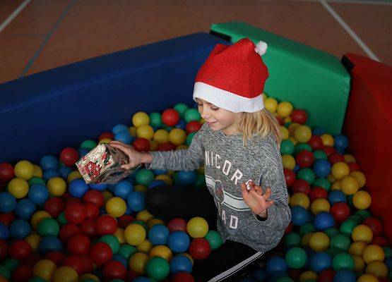 zawodnicy na mikołajkowym torze przeszkód