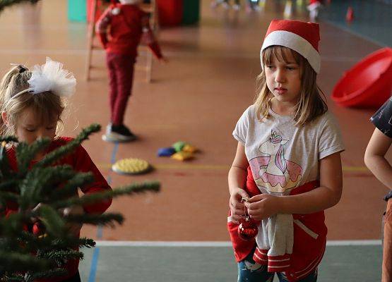 zawodnicy na mikołajkowym torze przeszkód