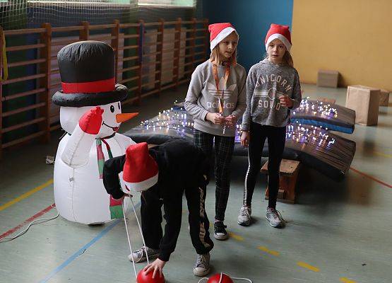 zawodnicy na mikołajkowym torze przeszkód