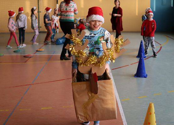 zawodnicy na mikołajkowym torze przeszkód