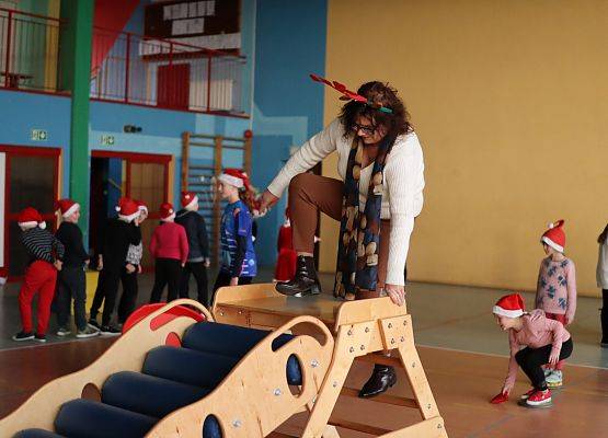 zawodnicy na mikołajkowym torze przeszkód