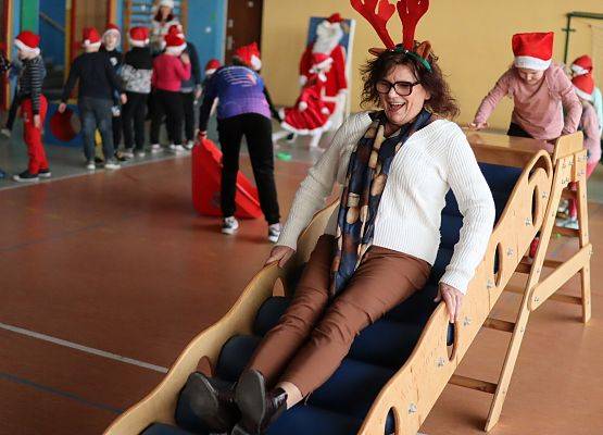 zawodnicy na mikołajkowym torze przeszkód