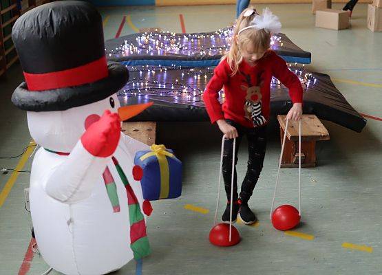 zawodnicy na mikołajkowym torze przeszkód